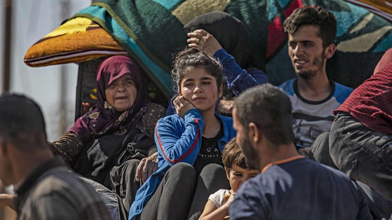 Fotografija: Kurdski begunci po turški invaziji na obmejno območje Foto Delil Souleiman AFP