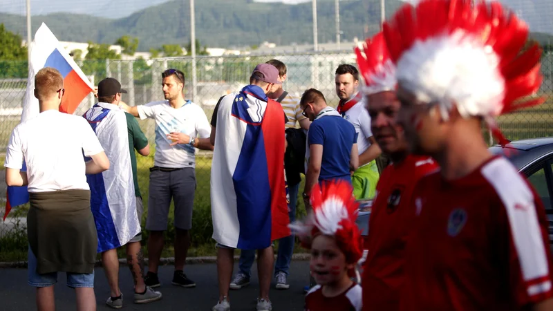 Fotografija: Ob junijskem srečanje v Celovcu ob Vrbskem jezeru je bilo prijetno vzdušje tudi med navijači. FOTO: Roman Šipić/Delo