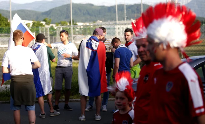 Ob junijskem srečanje v Celovcu ob Vrbskem jezeru je bilo prijetno vzdušje tudi med navijači. FOTO: Roman Šipić/Delo