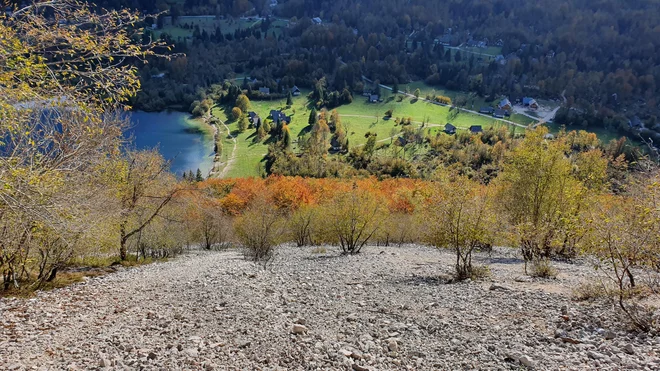 Po šodru proti nebeški svetlobi. FOTO: Mitja Ravnikar