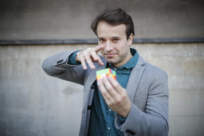 Nik Škrlec se z Jurijem Zrnecem in ekipo te dni pripravlja na novembrsko premiero v Špas teatru, pa tudi rekord z rubikovo kocko. FOTO: Uroš Hočevar