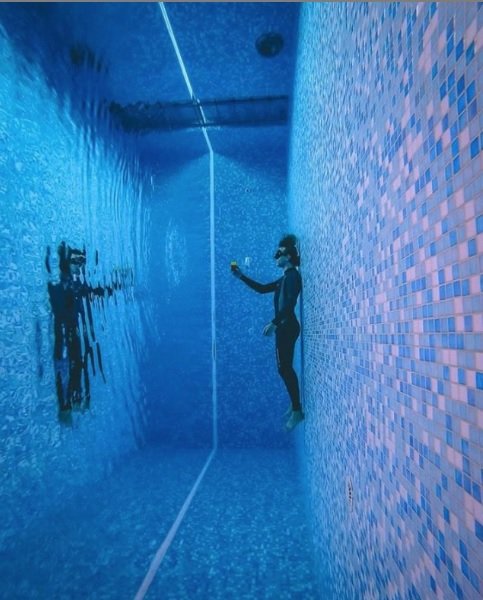 Nik se v bazenu že nekaj časa pripravlja na rekord z rubikovo kocko. FOTO: Instagram Nik Škrlec
