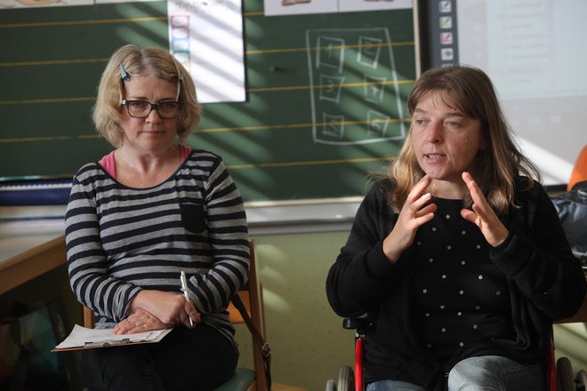 Kako otrokom spregovoriti o življenju hendikepiranih, dobro vesta Romana Šteblaj (levo) in Karin Modic. FOTO: Mavric Pivk