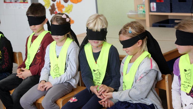 Fotografija: Prvošolčki so na delavnici Bontonček na igriv način spoznavali tegobe slepih in gibalno oviranih. FOTO: Mavric Pivk