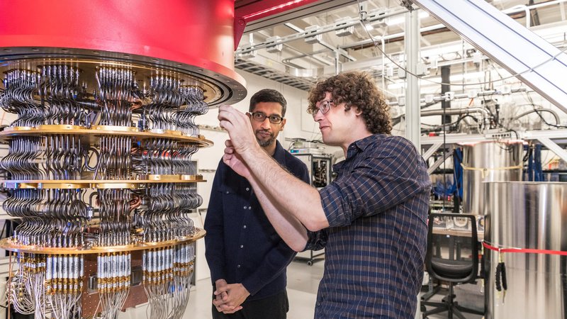 Fotografija: Sundar Pichai (Google) in Daniel Sank (desno) s kvantnim procesorjem v laboratorju Univerze Kalifornija, Santa Barbara Foto Reuters