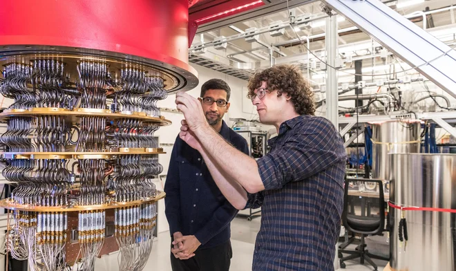 Sundar Pichai (Google) in Daniel Sank (desno) s kvantnim procesorjem v laboratorju Univerze Kalifornija, Santa Barbara Foto Reuters