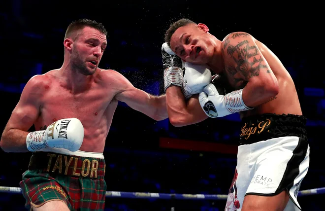 V londonski areni O2 sta se v super lahki kategoriji pomerila boksarja Josh Taylor in Regis Prograis. Zmagal je Taylor in osvojil kar tri pasove po verzijah WBA, WBC in IBF. FOTO: Andrew Couldridge/Reuters
