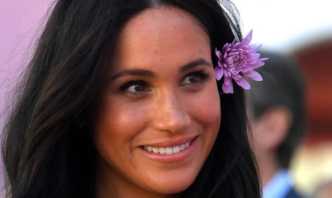 Tudi Meghan Markle pogosto očitajo, da se do »običajnih smrtnikov« obnaša preveč sproščeno. FOTO: Reuters