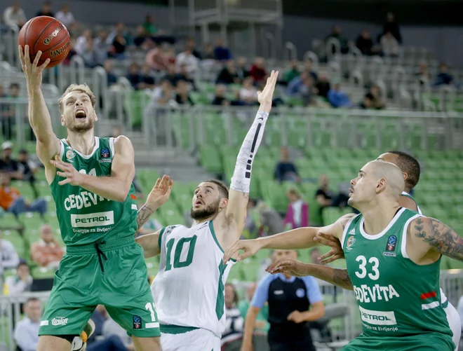Jaka Blažič (levo) je eden od redkih slovenskih igralcev v prvem moštvu Cedevita Olimpija, ki bije zahteven boj za ljubljanske gledalce. FOTO: Roman Šipić/Delo