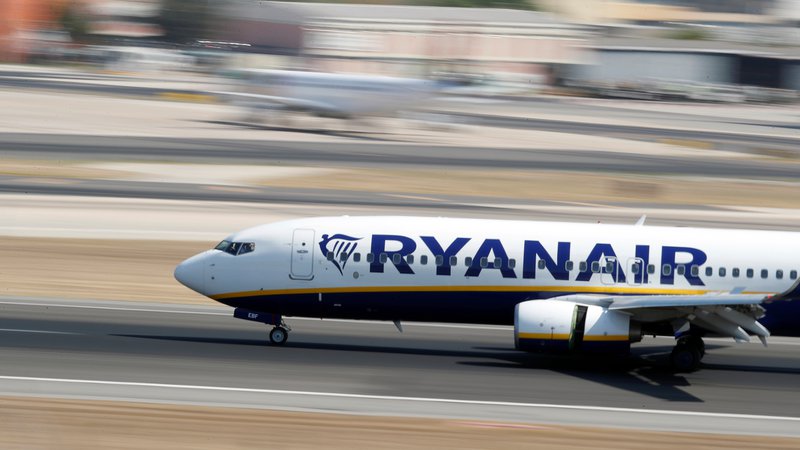Fotografija: Ryanair ima 450 boeingov 737, na treh so našli razpoke. FOTO: Rafael Marchante/Reuters