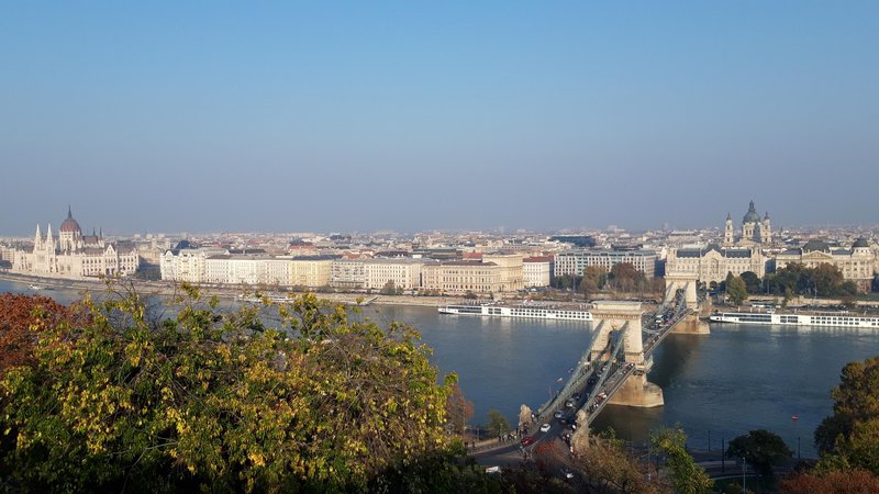 Fotografija: Pešta s parlamentom, verižnim mostom in baziliko sv. Štefana. Ter seveda Donavo. FOTO: Gorazd Utenkar
