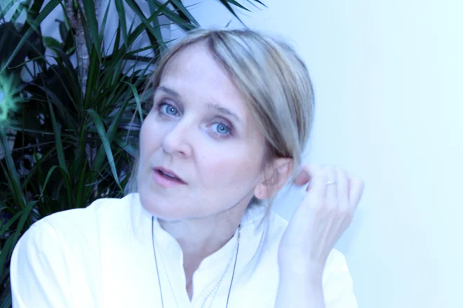 Nataša Čagalj, oblikovalka, ki sodi v sam vrh svetovne mode o njenih začetkih v boemskem Londonu devetdesetih, o Parizu visoke mode, o materinstvu v modni industriji in tudi o tem, kako je bilo obleči Madonno in Kate Moss. Foto Stela Koštomaj