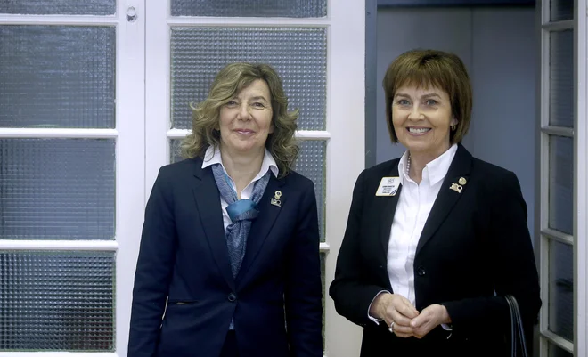 Guvernerka slovenskih Lionsov, združenih v Distrikt 129, Nadja Pahor Bizjak in Gudrun Yngvadottir v centru Iris v Ljubljani.