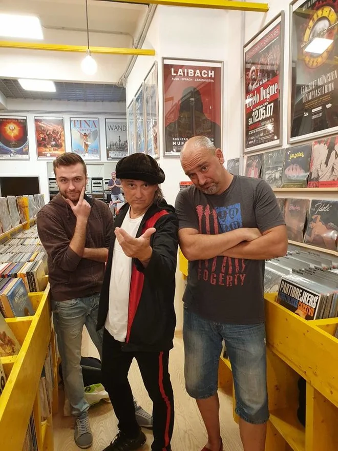 Simon Gale (desno) in Mahir, njegov prodajalec v ploščarni, s Sašem Lošićem - Lošo, pevcem in voditeljem Plavega orkestra. FOTO: osebni arhiv S. G.