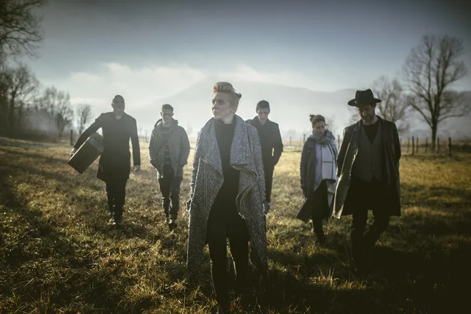 Glasbena zasedba Katalena: Vesna Zornik (vokal), Polona Janežič (klaviature), Boštjan Gombač (klarinet, žvižganje), Tibor Mihelič Syed (bas kitara), Boštjan Narat (kitara) in Robert Rebolj (bobni). Foto Luka Kaše