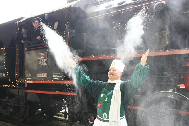 Sladki Toni se je udeležil samo otvoritvenega dogodka železniškega veselega decembra; o tem, da bi ga bilo mogoče srečati na vlakih, ni bilo nič slišati. FOTO: Tomi Lombar