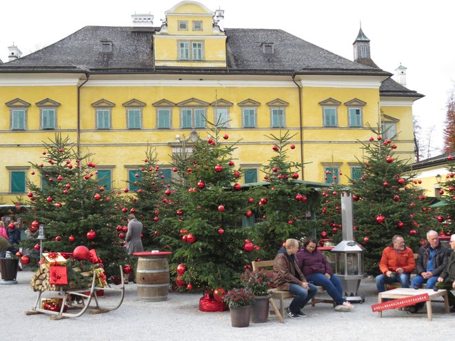 V Hellbrunnu na obrobju Salzburga vedno poskrbijo za enotno okrasitev. FOTO: Urša Izgoršek