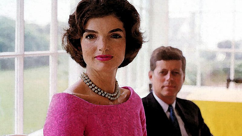Fotografija: Najbolj elegantna med elegantnimi, Jackie Kennedy. Prva je med navadne smrtnike uvedla tudi temna sončna očala, a v vlogi zakrivanja žalosti po atentatu na njenega moža. Fotodokumentacija Dela
