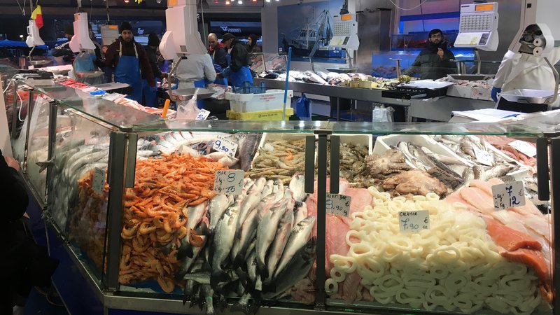 Fotografija: Na tržnici, ki je menda največja v Belgiji, se najde vse, od rib do čevljev. Foto Peter Žerjavič