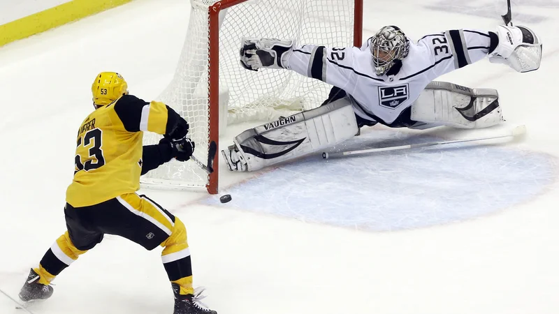 Fotografija: V prvem delu sta kralje iz Kalifornije v vodstvo popeljala Austin Wagner in Tyler Toffoli, a je Bryan Rust, ki sta mu asistirala Kris Letang in Jake Guentzel, v drugem delu poskrbela za izenačenje. FOTO: Usa Today Sports