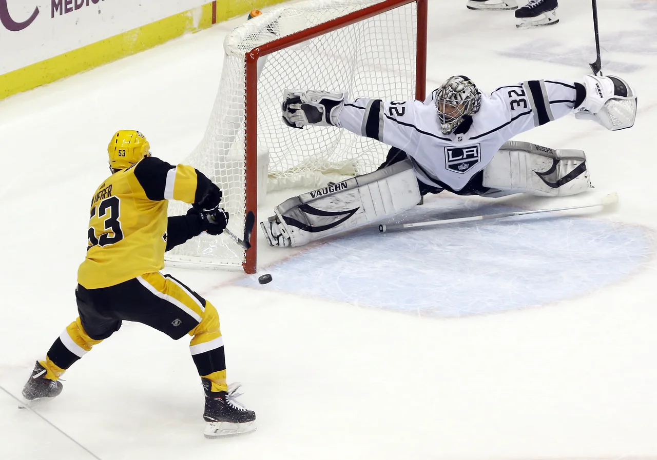 Fotografija: V prvem delu sta kralje iz Kalifornije v vodstvo popeljala Austin Wagner in Tyler Toffoli, a je Bryan Rust, ki sta mu asistirala Kris Letang in Jake Guentzel, v drugem delu poskrbela za izenačenje. FOTO: Usa Today Sports
