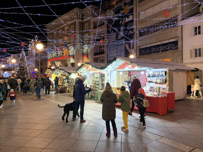 Večerni sprehod po adventno okrašenem reškem Korzu z obveznim postankom pred številnimi stojnicami z božičnimi dobrotami in izdelki. FOTO: Blaž Kondža