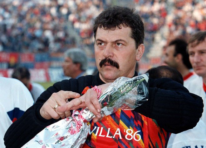 Vratar Steaue Helmuth Duckadam leta 1996, deset let po legendarni tekmi, ko je Steaua kot prva ekipa iz vzhodne Evrope osvojila pokal državnih prvakov. Na tej tekmi je ubranil štiri enajstmetrovke. FOTO: Reuters