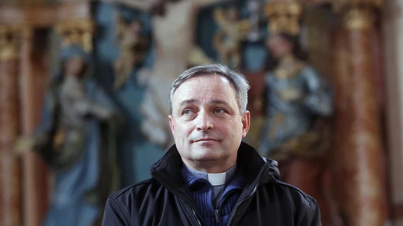 Na Frankolovem pater Branko Cestnik opravlja klasične dejavnosti župnika, a je diplomant filozofije in teologije s slovitih<br />
papeških univerz v Rimu še vse kaj drugega kot le skromni podeželsi župnik. FOTO: Mavric Pivk