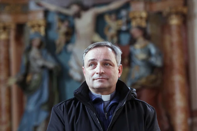 Na Frankolovem pater Branko Cestnik opravlja klasične dejavnosti župnika, a je diplomant filozofije in teologije s slovitih<br />
papeških univerz v Rimu še vse kaj drugega kot le skromni podeželsi župnik. FOTO: Mavric Pivk