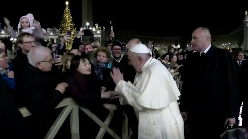 Fotografija: Jože Debevc: »Ko se je papež Frančišek podal med množico, ga je ena od teh prijela za roko in ga nekoliko povlekla k sebi. Njegova reakcija je bila hitra in sunkovita: prav nič nežno jo je udaril po njeni iztegnjeni roki.« Foto Reuters