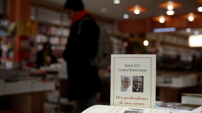 Fotografija: Nova knjiga kardinala Roberta Saraha z besedili upokojenega papeža Benedikta XVI, izdana v Franciji 15. januarja 2020. REUTERS/Gonzalo Fuentes