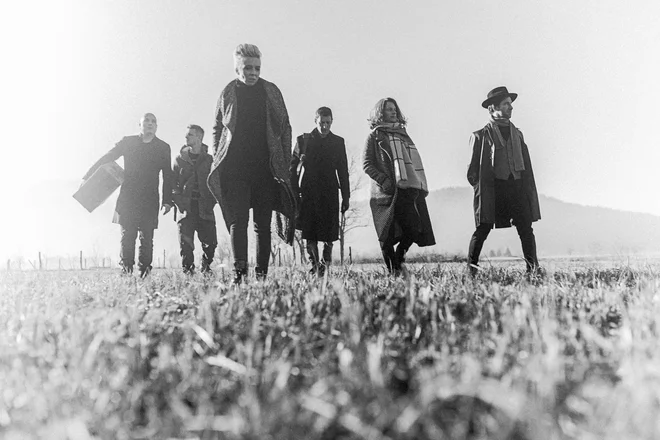 Glasbena zasedba Katalena: Vesna Zornik (vokal), Polona Janežič (klaviature), Boštjan Gombač (klarinet, žvižganje), Tibor Mihelič Syed (bas kitara), Boštjan Narat (kitara) in Robert Rebolj (bobni). FOTO: Luka Kaše