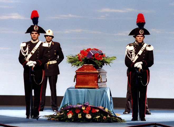 Od enega največjih režiserjev so se Italijani poslovili z državnimi častmi. FOTO: Reuters