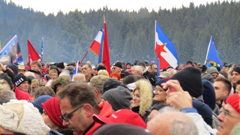 Fotografija: Ob obletnici legendarnega igmanskega marša se je na Velikem polju trlo ljudi. FOTO: Bojan Rajšek/Delo