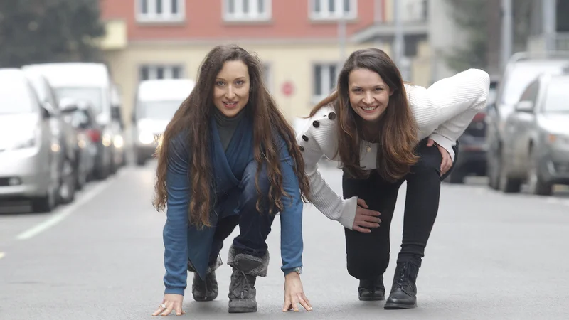 Fotografija: Igralki Gaja Višnar (levo) in Sanja Gregorčič v nizkem štartu pred veliko premiero. FOTO: Mavric Pivk