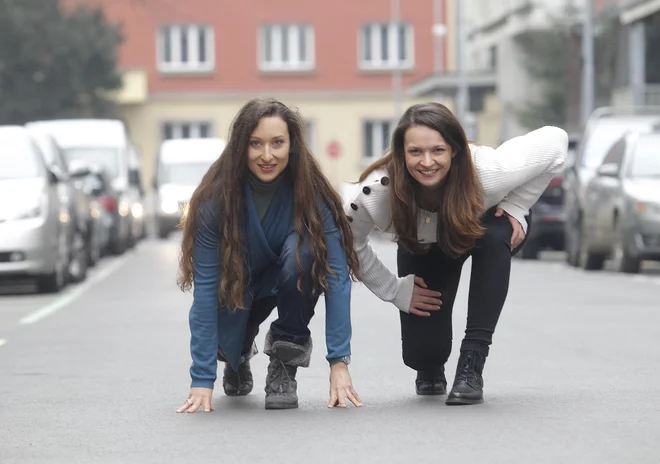Igralki Gaja Višnar (levo) in Sanja Gregorčič v nizkem štartu pred veliko premiero. FOTO: Mavric Pivk