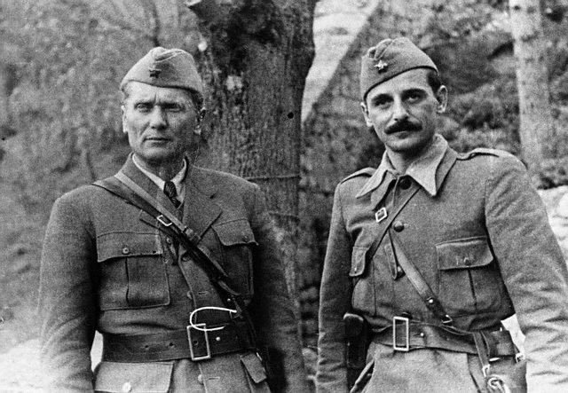 Josip Broz Tito v družbi s komandantom Prve proleterske brigade Kočo Popovićem.