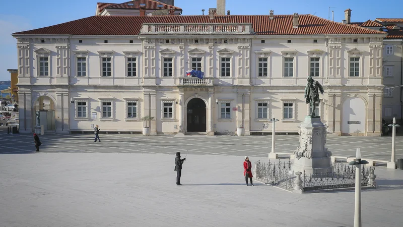 Fotografija: Na občini Piran poteka kriminalistična preiskava. FOTO: Jože Suhadolnik/Delo