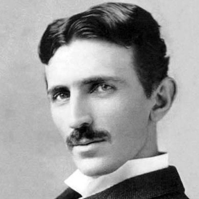 Edison in Nikola Tesla (na fotografiji) sta bila večna rivala, eden glavnih sporov se je sukal okrog električnega toka, enosmernega je zagovarjal Edison, Tesla izmeničnega. Še danes se med strokovnjaki krešejo mnenja, kateri od njiju je bil boljši izumite