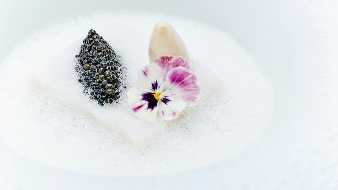 Le Squerov brancin in kaviar v pinjencu. Foto Le Cinq