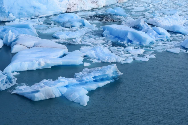 Ledeni okruški, ki brez voznega reda zgrmijo v Argentinsko jezero. FOTO: Manca Ogrin