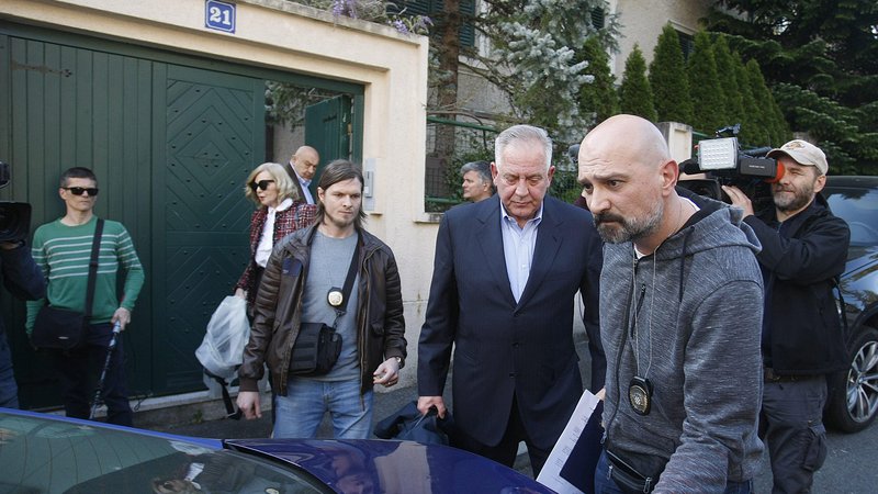 Fotografija: Nekdanji hrvaški premier Ivo Sanader (na fotografiji tretji z desne ob odhodu v zapor Remetinec aprila lani) mora na sojenjih pojasnjevati, kako je prišel do premoženja. FOTO: CROPIX