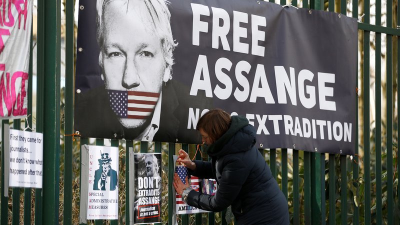 Fotografija: Ne vedel bi, a vendar vem, da Julian Assange že čaka na duhovno in fizično »osvoboditev«. Da ga obranijo nizkotnih obdolžitev, da zaživi v drugi »eksistenci. Foto Reuters
