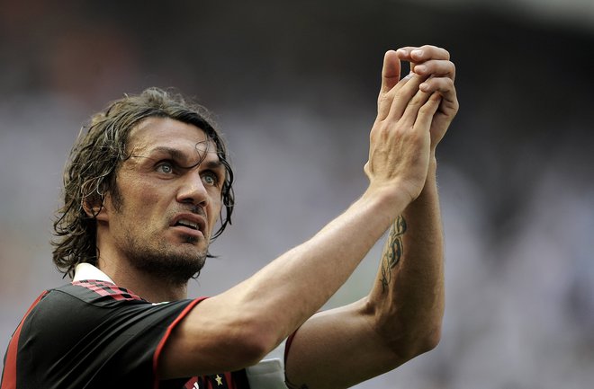 AC Milan's defender and captain Paolo Maldini acknwoledges the supporters at the end of his team's Serie A football match against AS Roma in Milan's San Siro Stadium on May 24, 2009. After 24 seasons as one of Italy's finest defenders and AC Milan's emblem, Paolo Maldini finally bids farewell to his adoring home fans. AFP PHOTO / FILIPPO MONTEFORTE
Foto Filippo Monteforte Afp