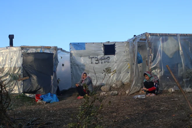V taborišču Moria je trenutno zaprtih 22.000 ljudi, uradno pa je v njem prostora za 3000. Na 1300 ljudi je na voljo eno stranišče, na 160 pa ena pipa z vodo. FOTO: Elias Marcou/Reuters