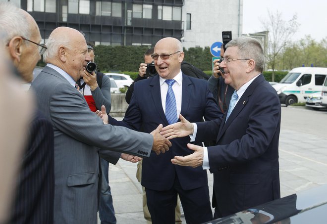Predsednik MOK Thomas Bach (desno) je leta 2016 obiskal tudi Slovenijo ter se srečal s sedanjim predsednikom OKS Bogdanom Gabrovcem (v sredini) in njegovim predhodnikom Janezom Kocijančičem. FOTO: Leon Vidic/Delo