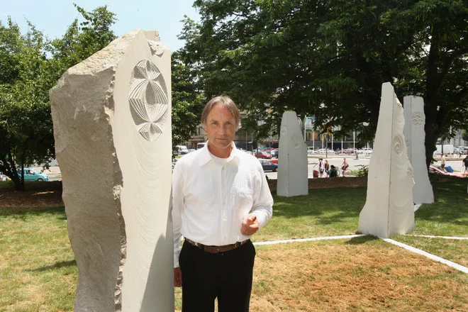 Marko Pogačnik, Unescov umetnik za mir, na zelenici v središču Ljubljane pred kamnitimi stebri iz Holograma Evrope, ki ga je zasnoval leta 2008. Foto Jure Eržen