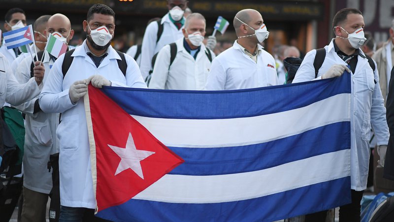 Fotografija: Pomoč kubanskih zdravnikov Italiji FOTO: Reuters