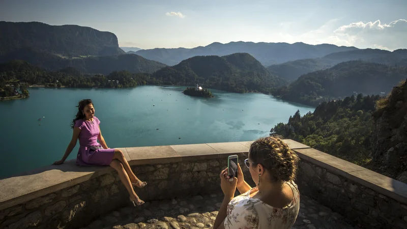 Fotografija: Slovenija ponuja predvsem slikovite kulise v gorah in druge raznolike snemalne lokacije: obalo, jezera, jame, reke, gradove … Foto Voranc Vogel