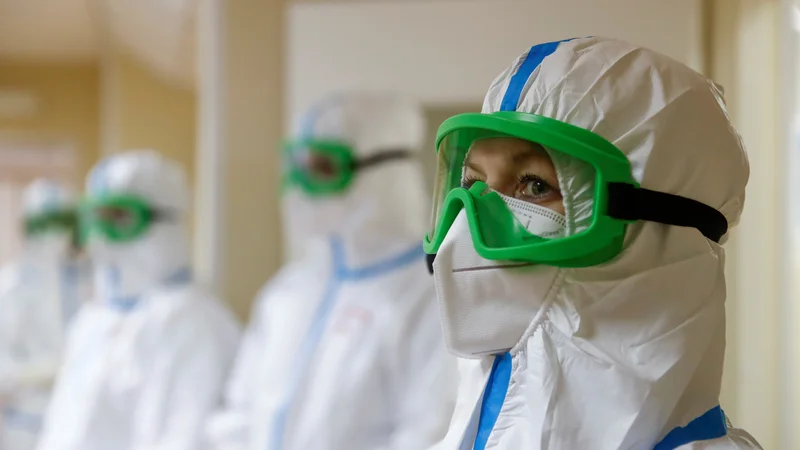 Fotografija: Foto Med epidemijo je največ naporov usmerjenih k preventivi širjenja bolezni in zdravljenja najtežje bolnih. Foto Reuters